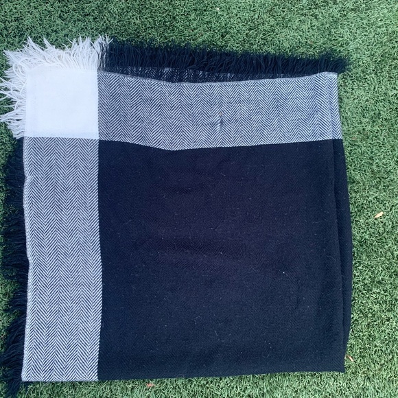 Acrylic Black and White Square Fringed scarf - Picture 5 of 9